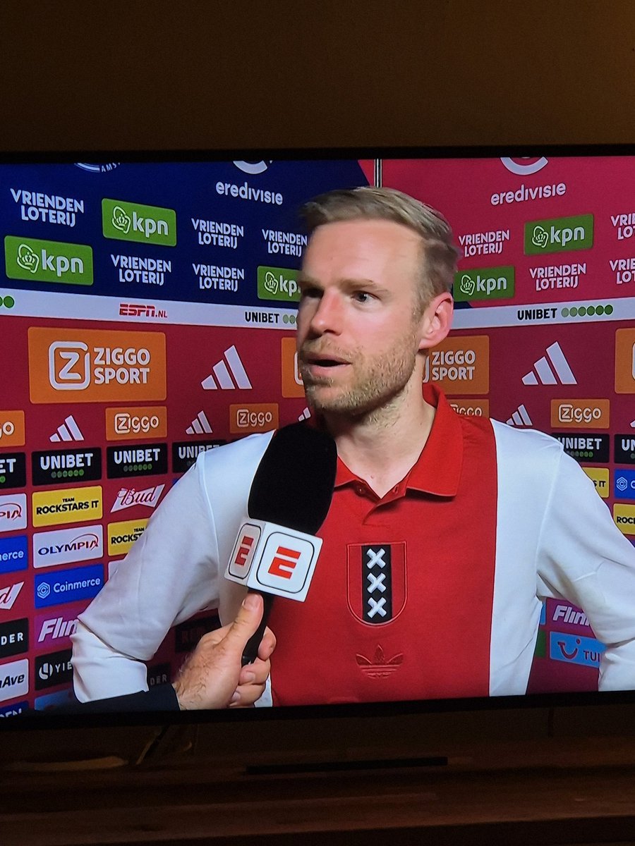 MeesterJari's tweet photo. "Wouter Goes gaat hier in de Arena niet bepalen of ze van het veld af gaan..." Een ras Ajacied #ajaaza https://t.co/JwOZzP218D