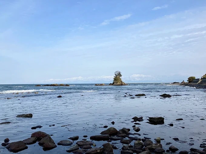 それから立ち寄り温泉、雨晴海岸に連れてって貰ったのですが、少し晴れてくれて海の向こうに立山連峰も見られました 夕飯は富山の美味しい海鮮とお酒。こんなゴージャス旅行めったない! 案内&お泊まりさせて下さった方は私のお友達のお友達の方で、初対面なのに本当にお世話になりました…大感謝 