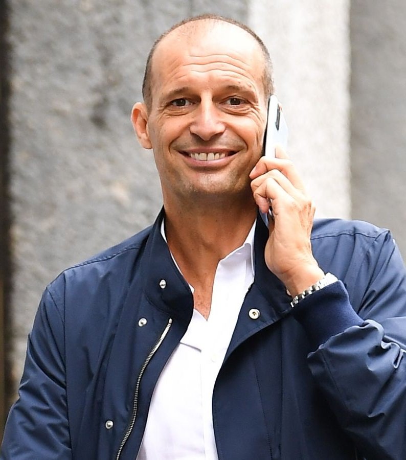 17ReDavid's tweet photo. PRONTO SI' TU?
NUN ATTACCA', FAMME PARLA'
NUN FA ACCUSSI'
'O VUO' CAPI'
VOGLIO FA PACE CU TE
CU TE, CU TE ❤️
#juventus 
#chefgiuntolee 
#perdonaliMax https://t.co/GJ1z2Pj6t0