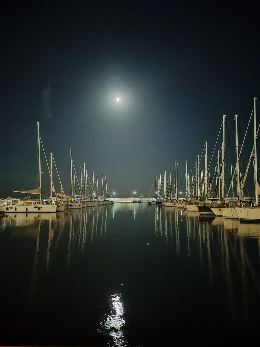 " Ve Tanrı; hüzünlü kadınların gülüşüne sakladı ay ışığını"
İyi akşamlar millet 🤗 
#Mersin
#iyiakşamlar
#geceyebirsöz