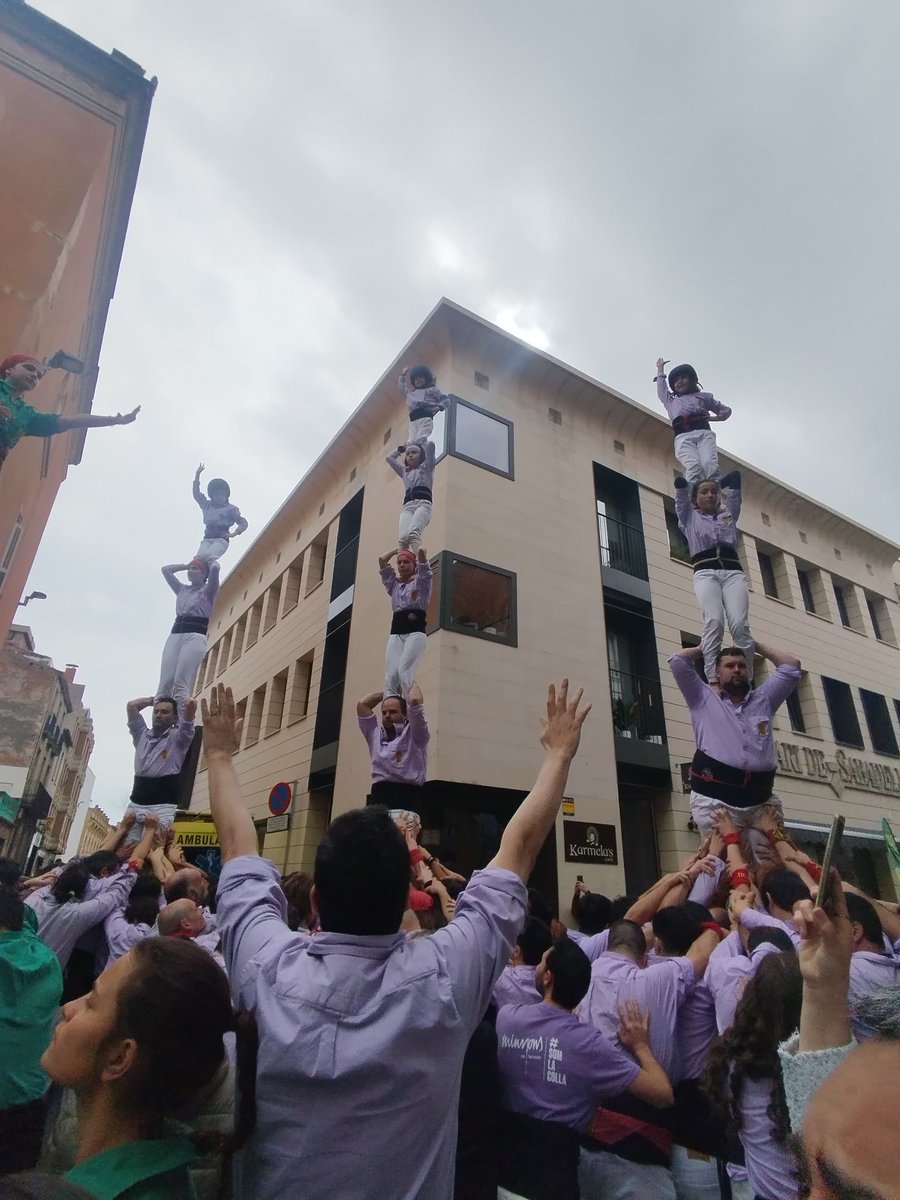 Aquest diumenge hem actuat a la Diada del Tèxtil de Sabadell.🧵

Hi hem descarregat 3 pilars de 4, el 4 de 8, el primer 3d8 de la temporada, el 5 de 7 i un vano de 5.

Moltes gràcies, <a href="/saballuts/">Saballuts</a>  i <a href="/gausacs/">Castellers de Sant Cugat</a> per l’ajuda a plaça.💜💪🏻

#castells #SomLaColla