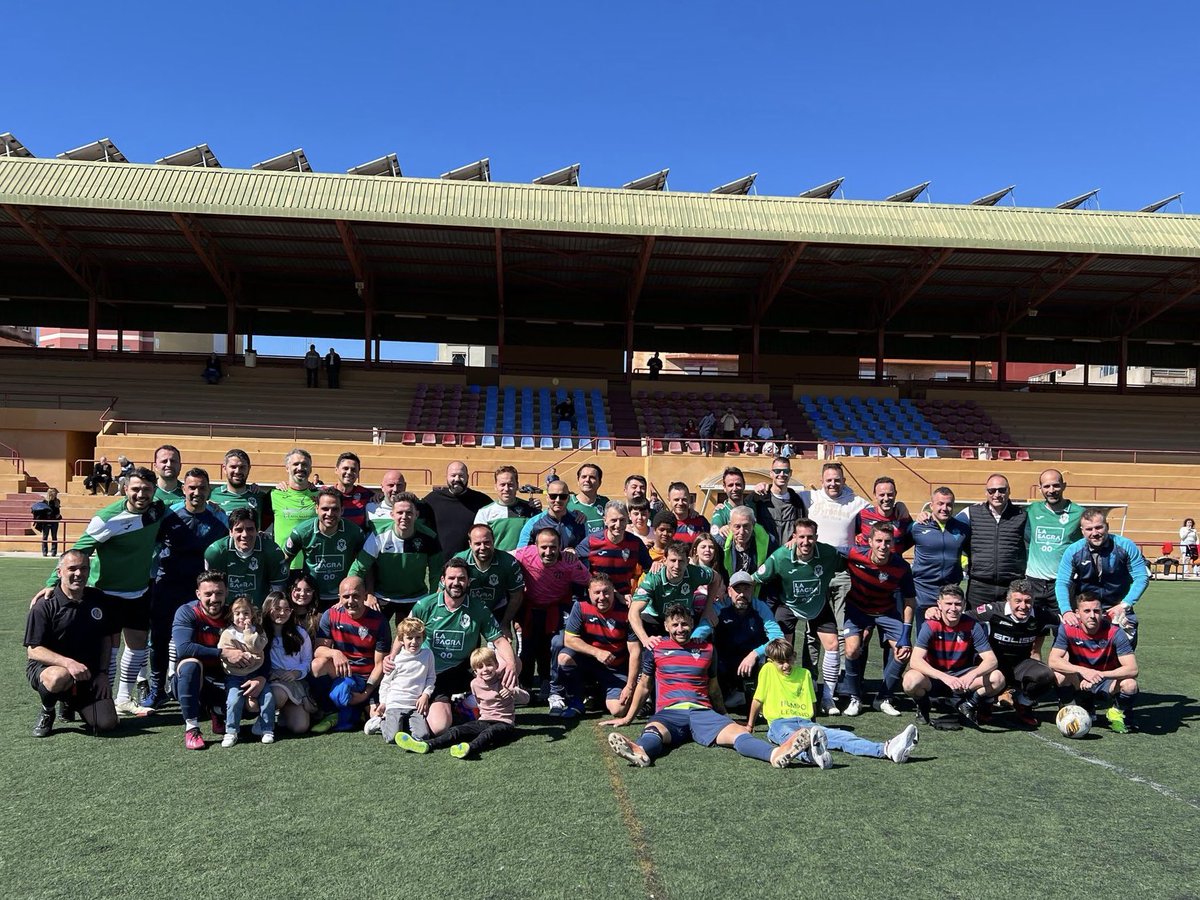 ToledoVeteranos's tweet photo. ⚽️ Final del partidazo disputado en Alzira, en el partido homenaje a Agustín Mompo, donde vencimos por 0-3, y disfrutamos de una calurosa mañana de fútbol, su famosa mascletá y terminando con la degustación de unas espectaculares paellas preparadas por los @UDAlzira veteranos. https://t.co/ejFnUmq5aC