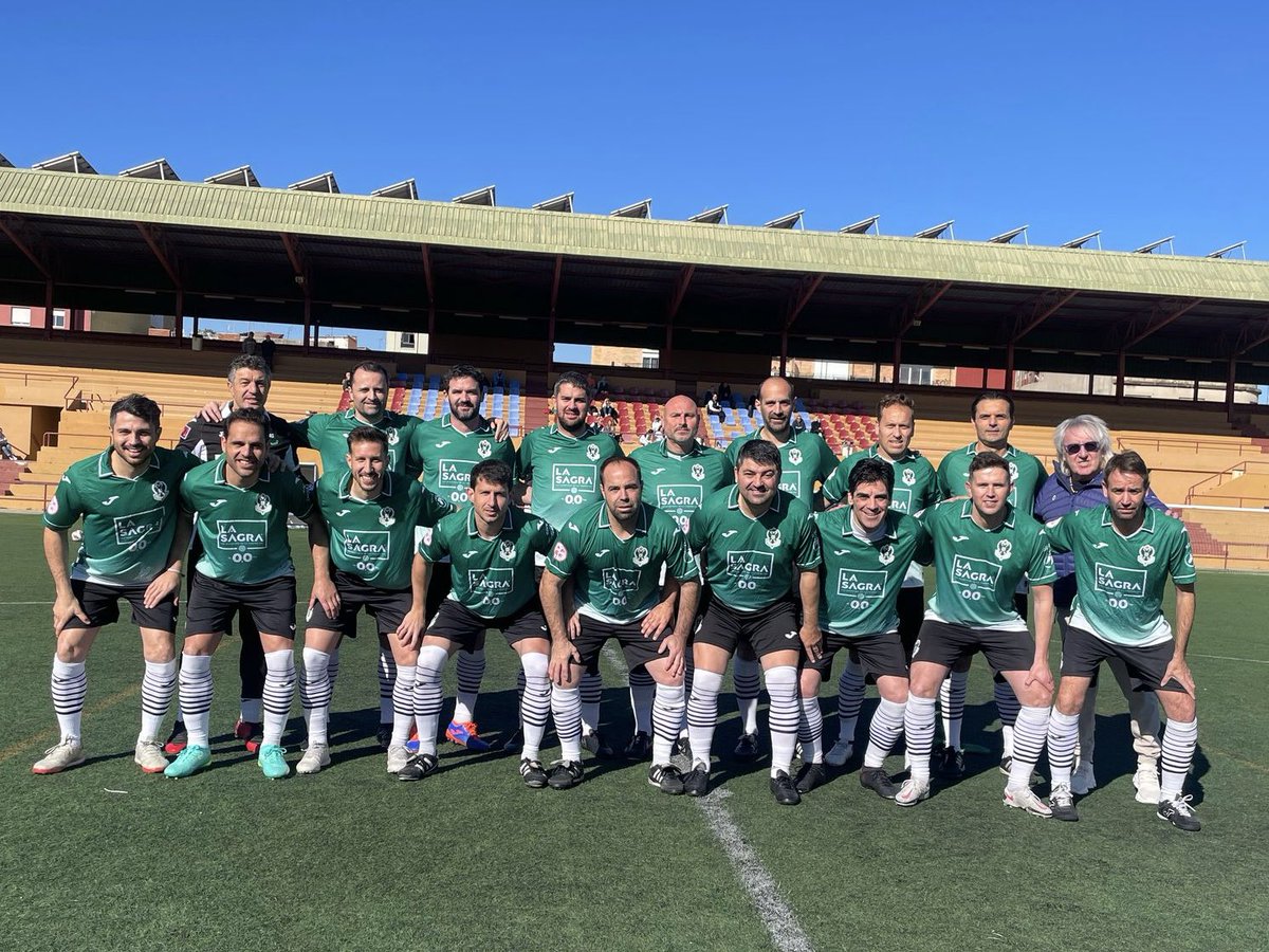 ToledoVeteranos's tweet photo. ⚽️ Final del partidazo disputado en Alzira, en el partido homenaje a Agustín Mompo, donde vencimos por 0-3, y disfrutamos de una calurosa mañana de fútbol, su famosa mascletá y terminando con la degustación de unas espectaculares paellas preparadas por los @UDAlzira veteranos. https://t.co/ejFnUmq5aC