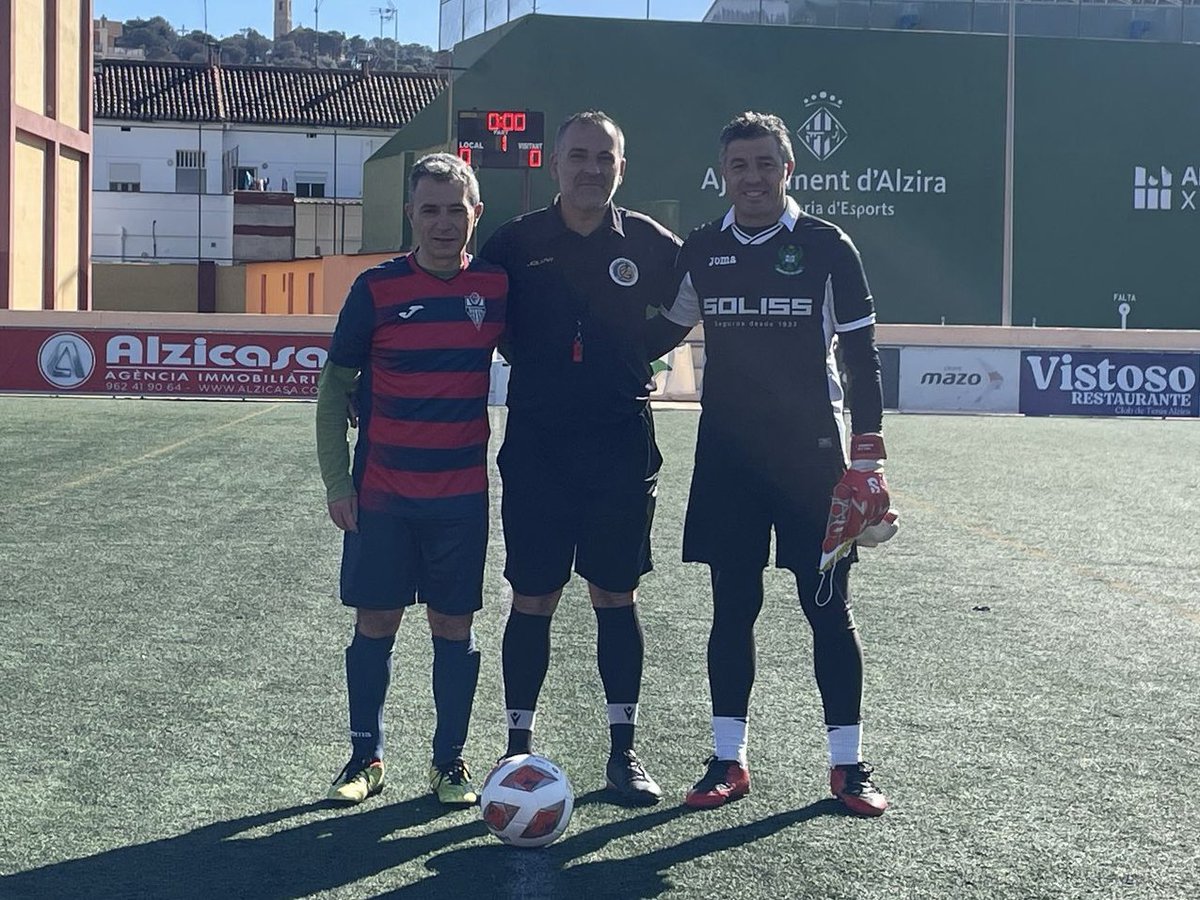 ⚽️ Final del partidazo disputado en Alzira, en el partido homenaje a Agustín Mompo, donde vencimos por 0-3, y disfrutamos de una calurosa mañana de fútbol, su famosa mascletá y terminando con la degustación de unas espectaculares paellas preparadas por los <a href="/UDAlzira/">UD Alzira</a> veteranos.