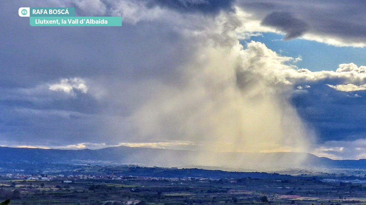 apuntoratge's tweet photo. Vesprada de primavera total!!!

Sol, ruixats, tempestes, arcs de Sant Martí, nevades...

Quina preciositat de fotos! Moltes gràcies 😍 https://t.co/1jWquin7Zy