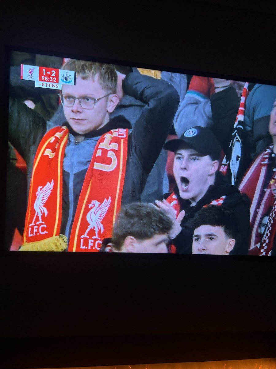 ReidEvanss's tweet photo. How’s ya man got a psg hat on after them knocking them out the champions league muppet😂 #LFC https://t.co/UNEzsIOSGr