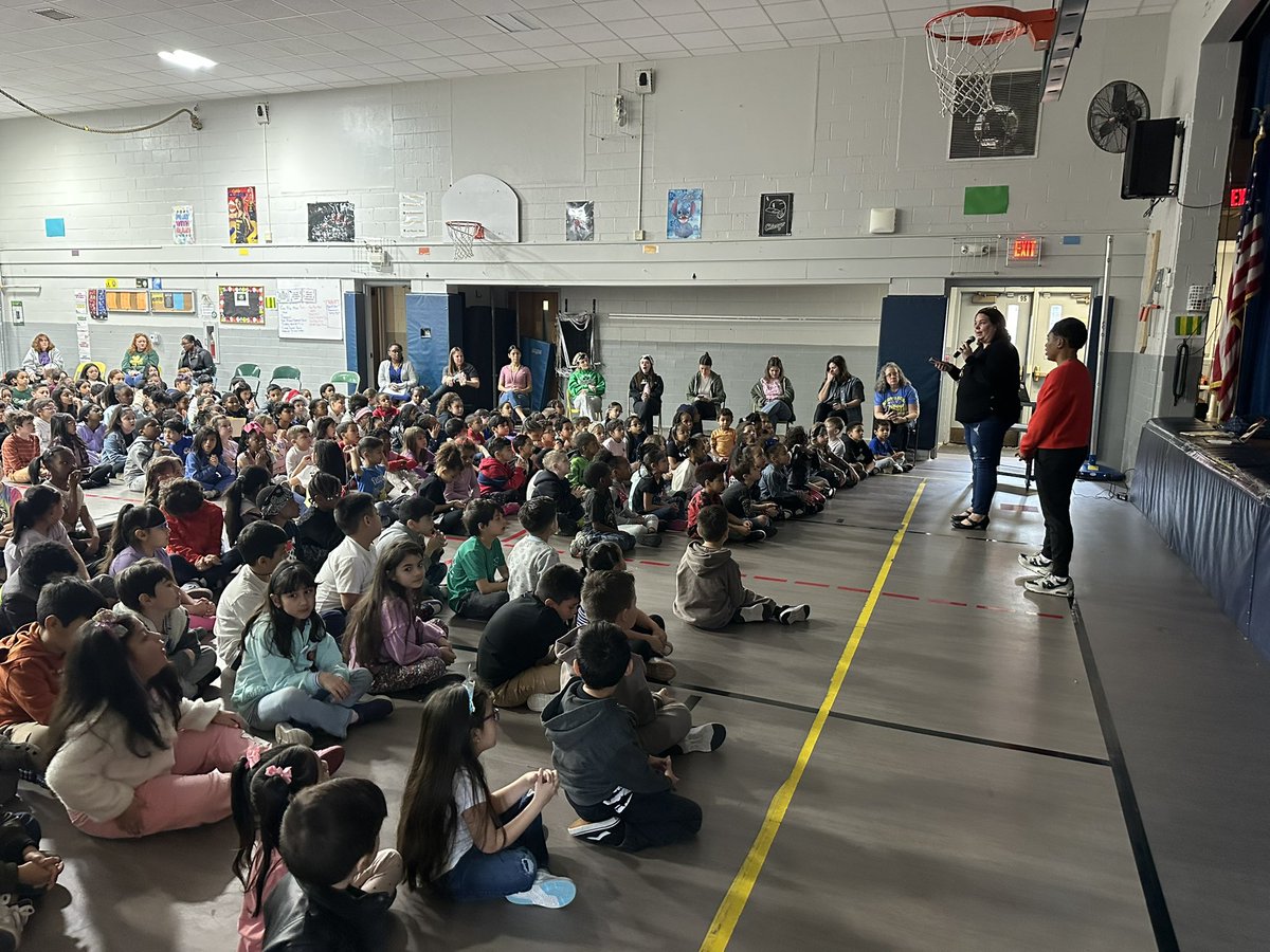 Students of NE had a special visit from author Clothilde Ewing, author of the Stella children’s books. #BeEvergreen