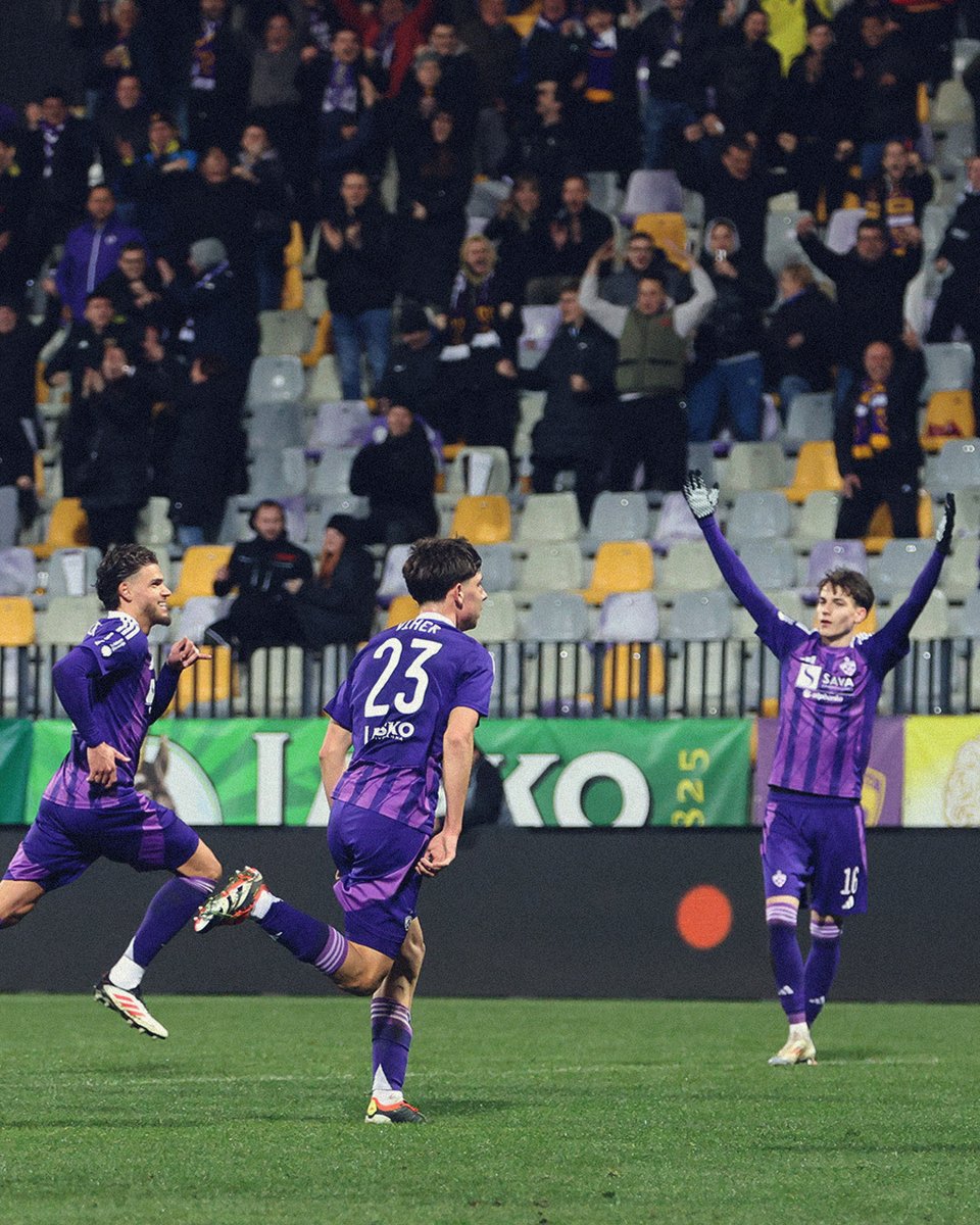 nkmaribor's tweet photo. Tekma različnih polčasov in zmaga v Ljudskem vrtu proti @FCKoper: na odmor z 1:2, na reprezentančni premor s 4:2.

⚽️⚽️ Tetteh
⚽️Soudani
⚽️Elmaz

#VednoNaPuno #MiSkupajEnoSmo #MBKP https://t.co/3Uxcrq2F4w