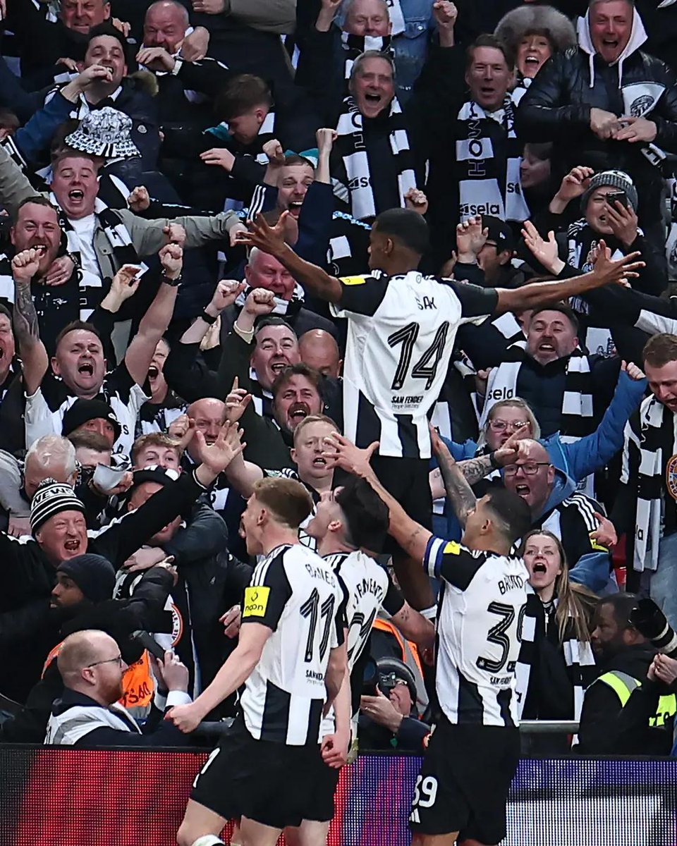 ffutboltotal's tweet photo. ¡Campeones! 🏆

Con goles de Burn e Isak, el Newcastle derrotó 2-1 al Liverpool en la final de la Carabao Cup. 

Primer título para “Las Urracas” desde 1955. https://t.co/dC394Jwvtu