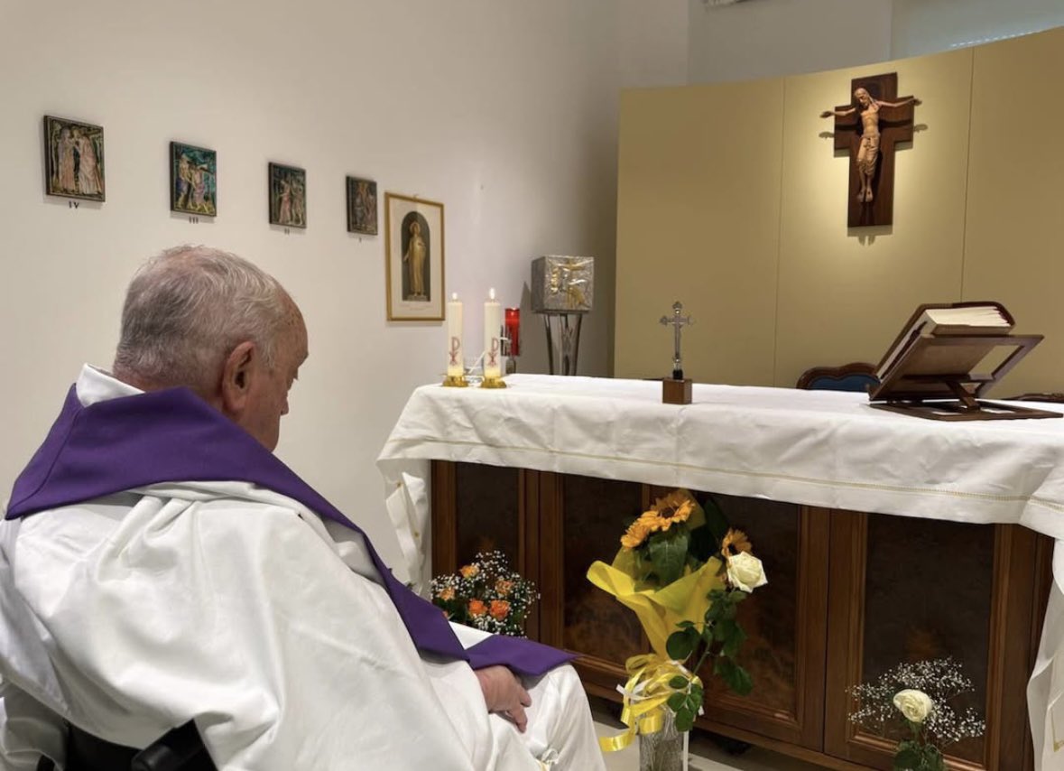 Hoy el Vaticano publicó la primera foto del Papa Francisco desde su internación. Bergoglio celebró la misa dominical en la capilla cercana a su habitación mientras se sigue recuperando. Contra todas las operaciones y especulaciones del sector mas despreciable de la política y el