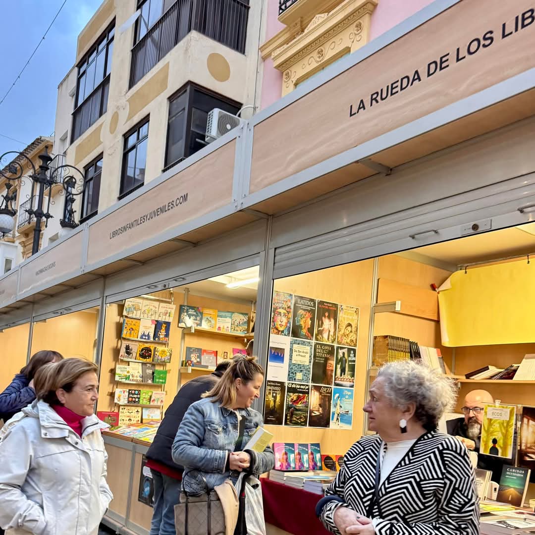 ¡Cerramos la Feria del Libro de Lorca con una gran dosis de humor! <a href="/AdAbsurdum/">Ad Absurdum</a> ha presentado ‘Historia absurda del mundo II’, un recorrido hilarante y didáctico que demuestra que aprender historia puede ser divertido. ¡Una despedida de feria llena de risas y aprendizaje!