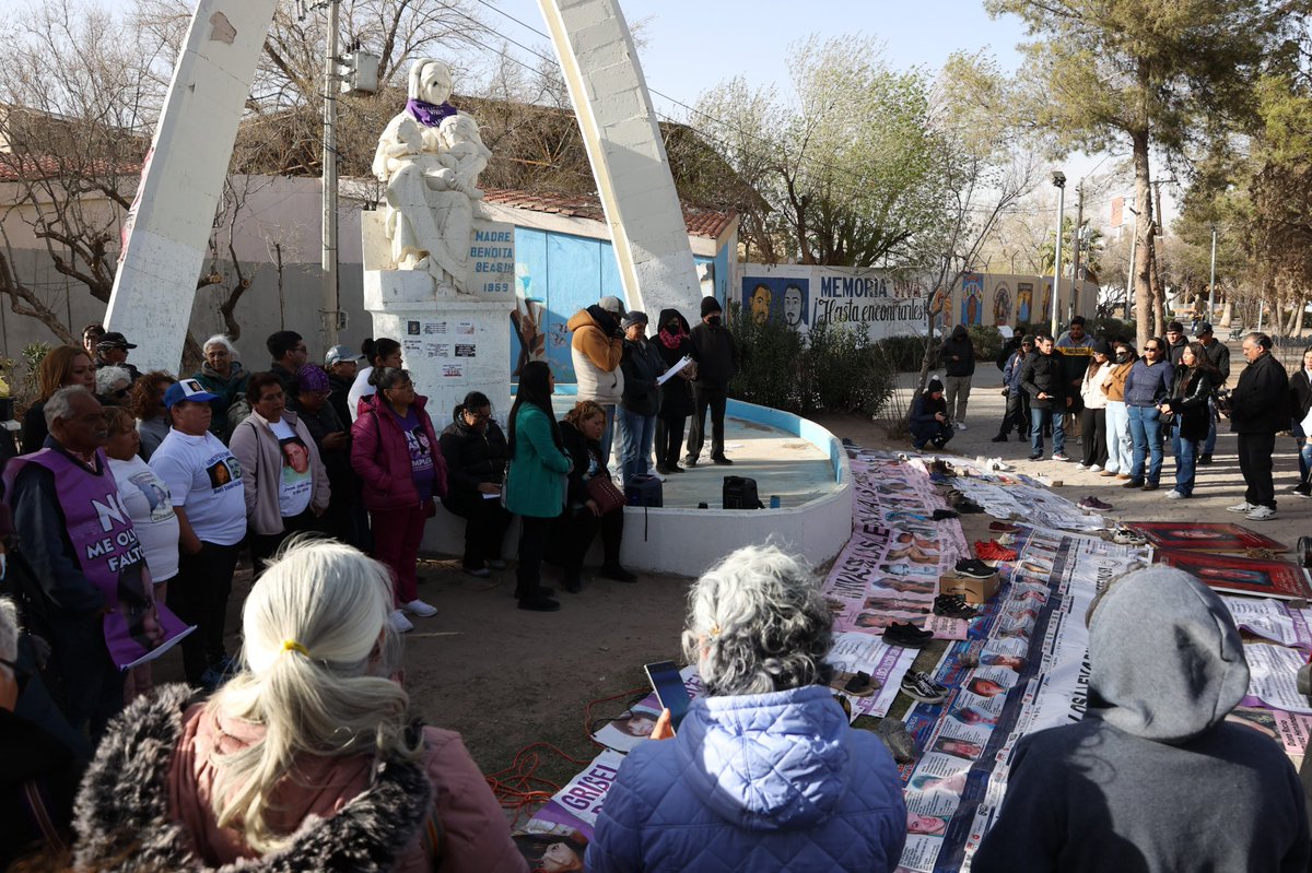 yociudadanojrz's tweet photo. #CiudadJuárez | “Somos las buscadoras quienes, desde hace años, ante la inoperancia e indolencia de las autoridades, hemos realizado estos dolorosos hallazgos. Con nuestras propias manos, recursos y fuerza, encontramos a nuestros desaparecidos”.

📸: @abrahamrubio_ https://t.co/4Xong7grhk