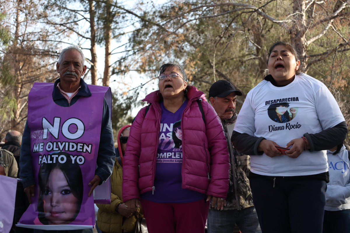 yociudadanojrz's tweet photo. #CiudadJuárez | “Somos las buscadoras quienes, desde hace años, ante la inoperancia e indolencia de las autoridades, hemos realizado estos dolorosos hallazgos. Con nuestras propias manos, recursos y fuerza, encontramos a nuestros desaparecidos”.

📸: @abrahamrubio_ https://t.co/4Xong7grhk