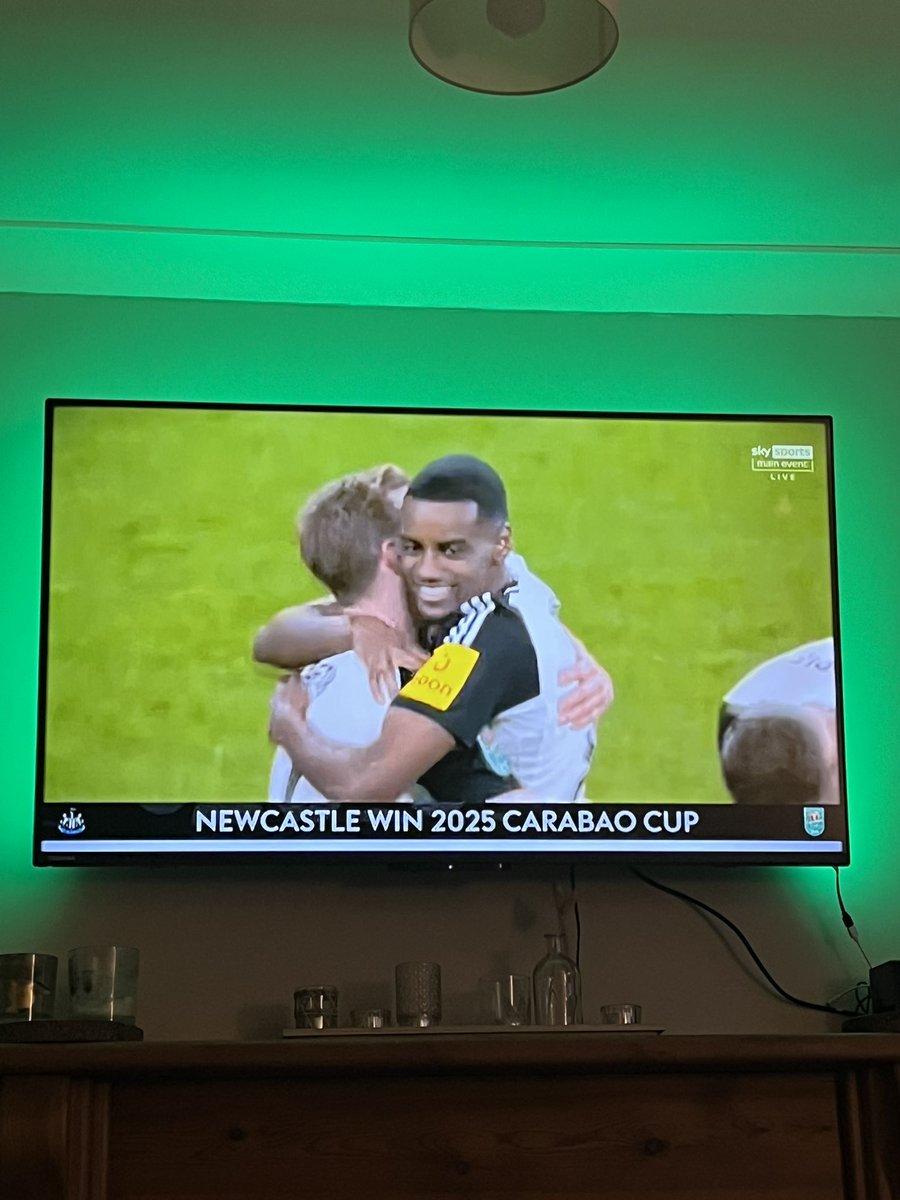 Toon army !!! 🖤🤍 #NUFC #CarabaoCupFinal