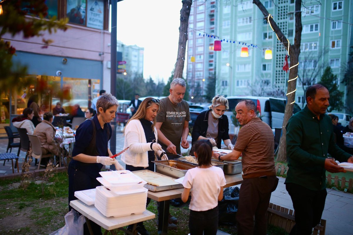 etimesgutbld's tweet photo. Atakent Mahallesi Muhtarımız Burcu Çelik’in ev sahipliğinde düzenlenen iftar programına, Belediye Başkan Yardımcımız Ebru Keyvan ve Zabıta Müdürümüz Zülküf Sancar katılım sağladı.
Mahalle sakinlerimizin bir araya geldiği bu anlamlı buluşmada, dayanışma ve kardeşlik duyguları pekişti.
Nazik davetleri ve sıcak misafirperverlikleri için Muhtarımız Burcu Çelik’e ve tüm Atakent Mahallesi sakinlerine teşekkür ediyoruz.