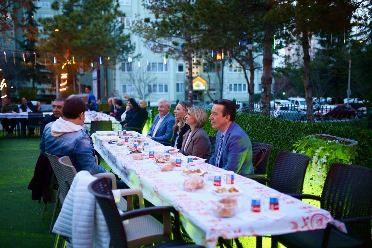 etimesgutbld's tweet photo. Atakent Mahallesi Muhtarımız Burcu Çelik’in ev sahipliğinde düzenlenen iftar programına, Belediye Başkan Yardımcımız Ebru Keyvan ve Zabıta Müdürümüz Zülküf Sancar katılım sağladı.
Mahalle sakinlerimizin bir araya geldiği bu anlamlı buluşmada, dayanışma ve kardeşlik duyguları pekişti.
Nazik davetleri ve sıcak misafirperverlikleri için Muhtarımız Burcu Çelik’e ve tüm Atakent Mahallesi sakinlerine teşekkür ediyoruz.