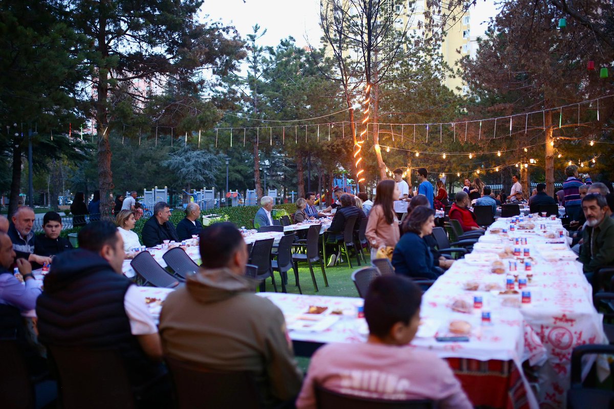 etimesgutbld's tweet photo. Atakent Mahallesi Muhtarımız Burcu Çelik’in ev sahipliğinde düzenlenen iftar programına, Belediye Başkan Yardımcımız Ebru Keyvan ve Zabıta Müdürümüz Zülküf Sancar katılım sağladı.
Mahalle sakinlerimizin bir araya geldiği bu anlamlı buluşmada, dayanışma ve kardeşlik duyguları pekişti.
Nazik davetleri ve sıcak misafirperverlikleri için Muhtarımız Burcu Çelik’e ve tüm Atakent Mahallesi sakinlerine teşekkür ediyoruz.