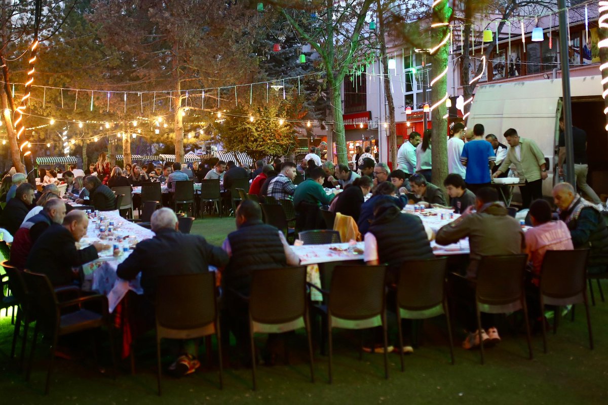 etimesgutbld's tweet photo. Atakent Mahallesi Muhtarımız Burcu Çelik’in ev sahipliğinde düzenlenen iftar programına, Belediye Başkan Yardımcımız Ebru Keyvan ve Zabıta Müdürümüz Zülküf Sancar katılım sağladı.
Mahalle sakinlerimizin bir araya geldiği bu anlamlı buluşmada, dayanışma ve kardeşlik duyguları pekişti.
Nazik davetleri ve sıcak misafirperverlikleri için Muhtarımız Burcu Çelik’e ve tüm Atakent Mahallesi sakinlerine teşekkür ediyoruz.