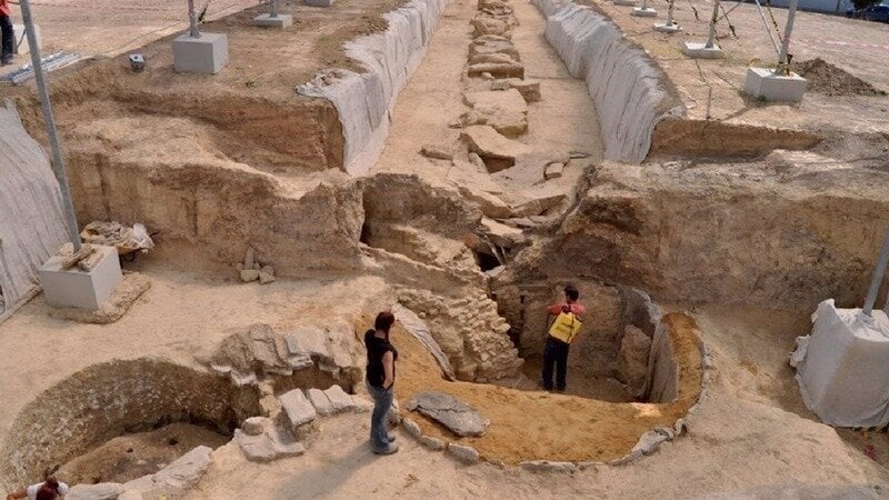 violetamormeg's tweet photo. Muchos conocéis los importantísimos yacimientos del Tholos y PP4 de Montelirio, únicos en el Calcolítico europeo: por tamaño, riqueza de los ajuares, estatus de las líderes allí enterradas (recordaréis la Señora del Marfil). Su entorno está hoy en peligro grave: os cuento ⬇️ https://t.co/1aHuTIYlBZ