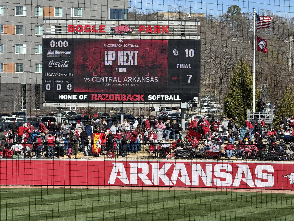 DevinNewsom's tweet photo. ANOTHER @SEC SERIES SWEEP FOR OKLAHOMA! 🧹🧹🧹

No. 1 @OU_Softball beats No. 15  @RazorbackSB, 10-7 in Game 3! 🔥🔥 

The #Sooners stay undefeated and move to 26-0 on the season!  #BoomerSooner @D1Softball  🥎 #Softball #Boomer #OU https://t.co/OyqO74vsqU