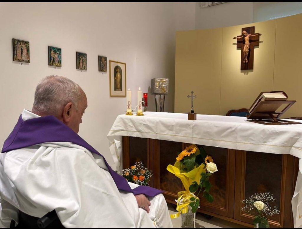 📸 Le Vatican publie la première photo du Pape François depuis son hospitalisation en février. Assis en fauteuil roulant, il célèbre la messe à l’hôpital Gemelli. Une image qui rassure les fidèles sur son état de santé. 🙏 #PapeFrançois #Vatican #Santé