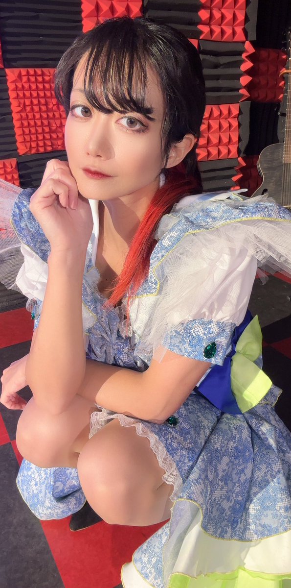 IamHYDEVIL's tweet photo. アイドル辞めます！って言った3日後にこれは草
メンバー1人入院しちゃってのピンチヒッターだからしゃーなし https://t.co/mvJt1g0yEq