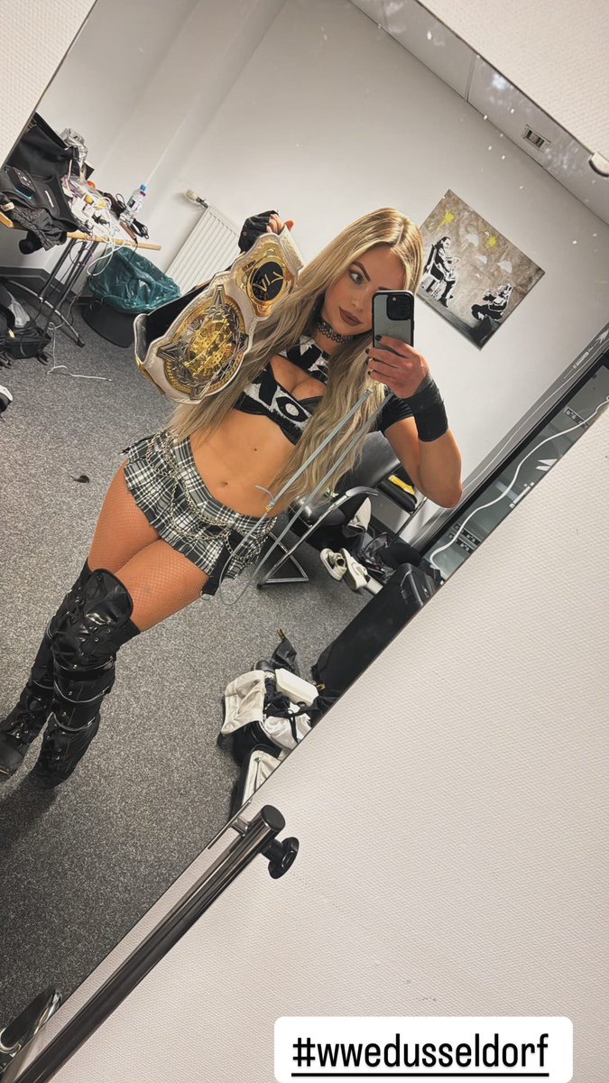 YaOnlyLivvOnce's tweet photo. #WWEDusseldorf https://t.co/z16blithJw
