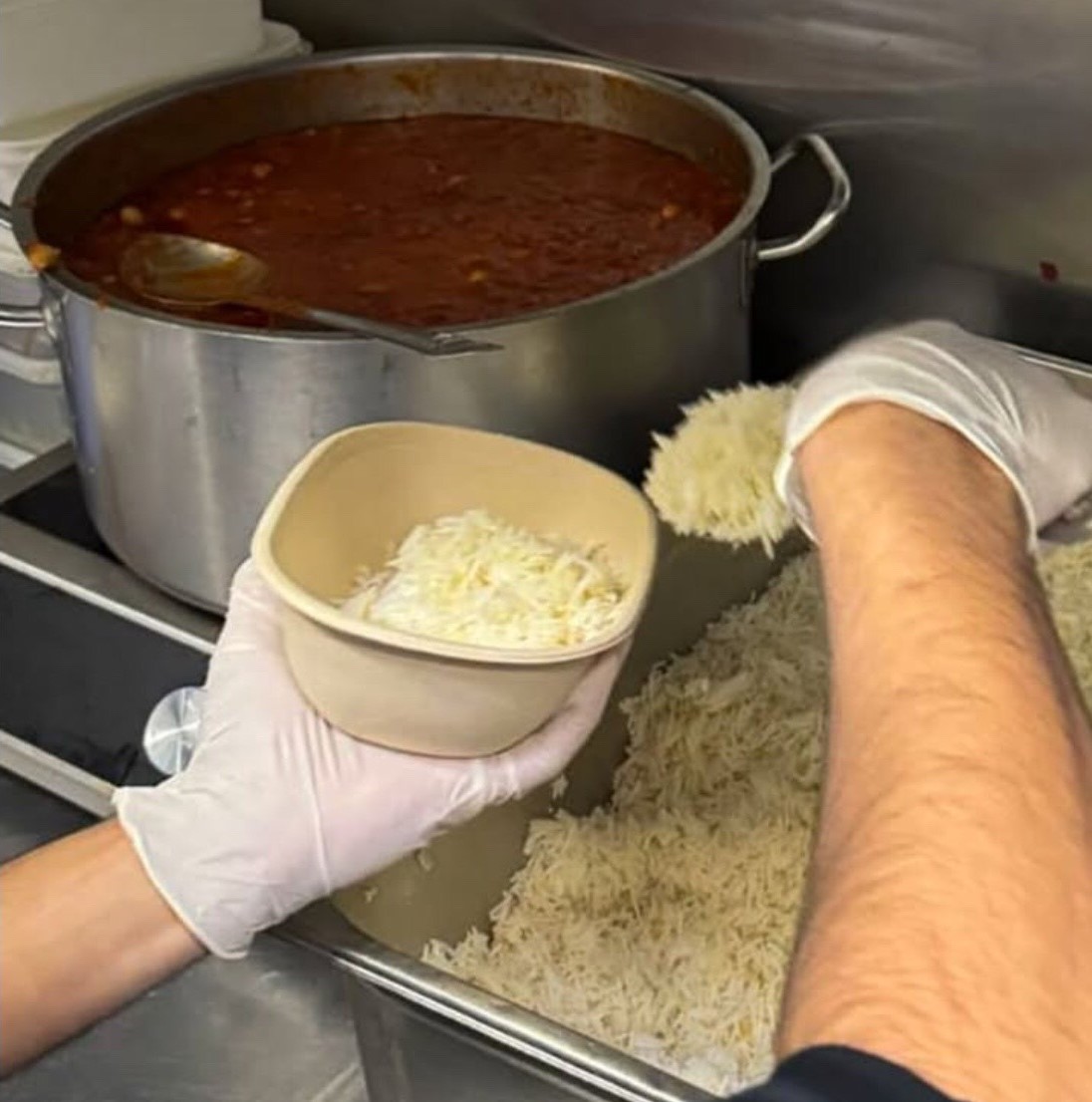 Fresh meals this #Ramadan  Our chefs have been busy preparing meals for the <a href="/MarylebonePrjct/">Marylebone Project</a> this holy month. Everyone deserves a hot meal, especially during this season. 🧡
