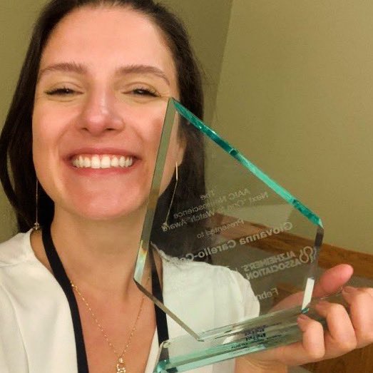 Rafael_Parente's tweet photo. Eeee é do BRASIIIIIL!!! 🇧🇷🇧🇷🇧🇷 Que orgulho! Giovanna Carello Collar, aluna da UFRGS, foi reconhecida como a PESQUISADORA MAIS PROMISSORA DO MUNDO na área de Alzheimer! Ela recebeu o prêmio “One to Watch” na Conferência Internacional da Associação de Alzheimer. O Brasil tem ciência de ponta e pesquisadores brilhantes! Viva as cientistas brasileiras! Valorize a nossa ciência! #ciencia #alzheimer #ufrgs #mulheresnaciência
