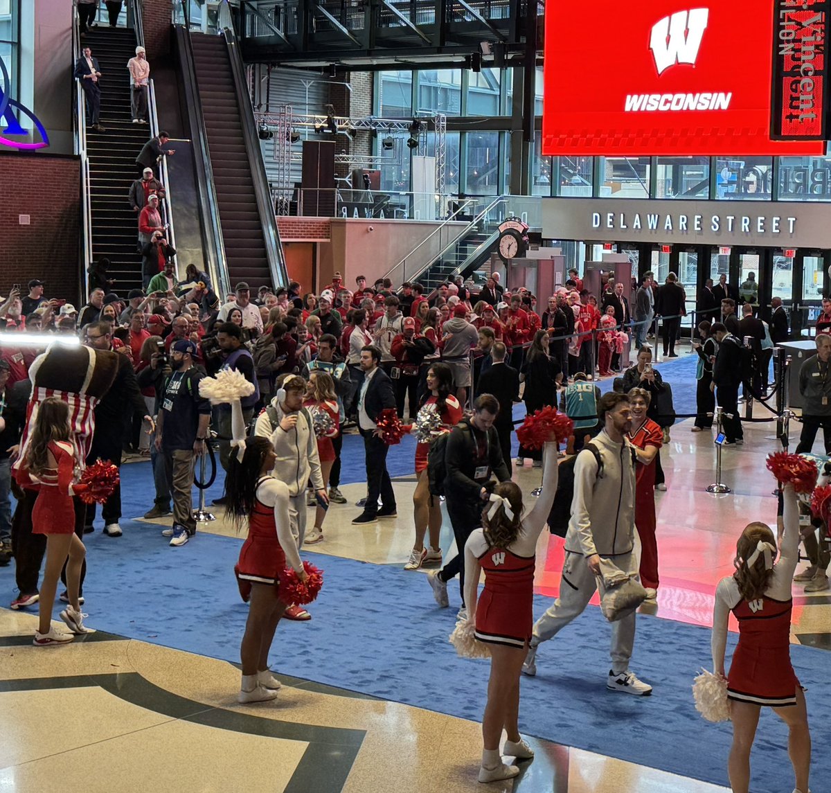 Team arriving to Gainbridge Fieldhouse