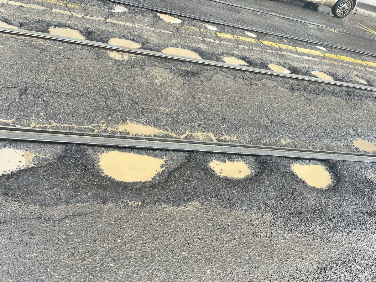 nikin81's tweet photo. Via lodovico il moro per arrivare al nuovo capolinea della #metro4. Sembra una strada bombardata. Prima o poi succederà una tragedia. Davvero non si può fare meglio di cosi? @ComuneMI @BeppeSala @atm_informa https://t.co/J2CZ7VNu2h