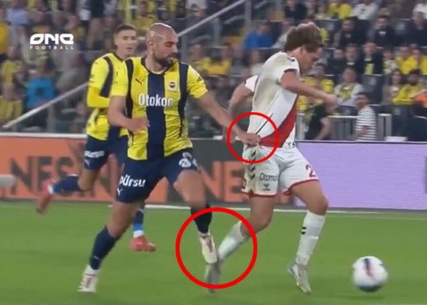 Madem videolara telif atıyorsunuz, resim olarak da olsa paylaşıp gündeme tekrar almasını biliriz!

İşte Fenerbahçe - Samsunspor maçındaki hem kırmızı kart hem penaltı pozisyonu verilmeyen hareket bu.