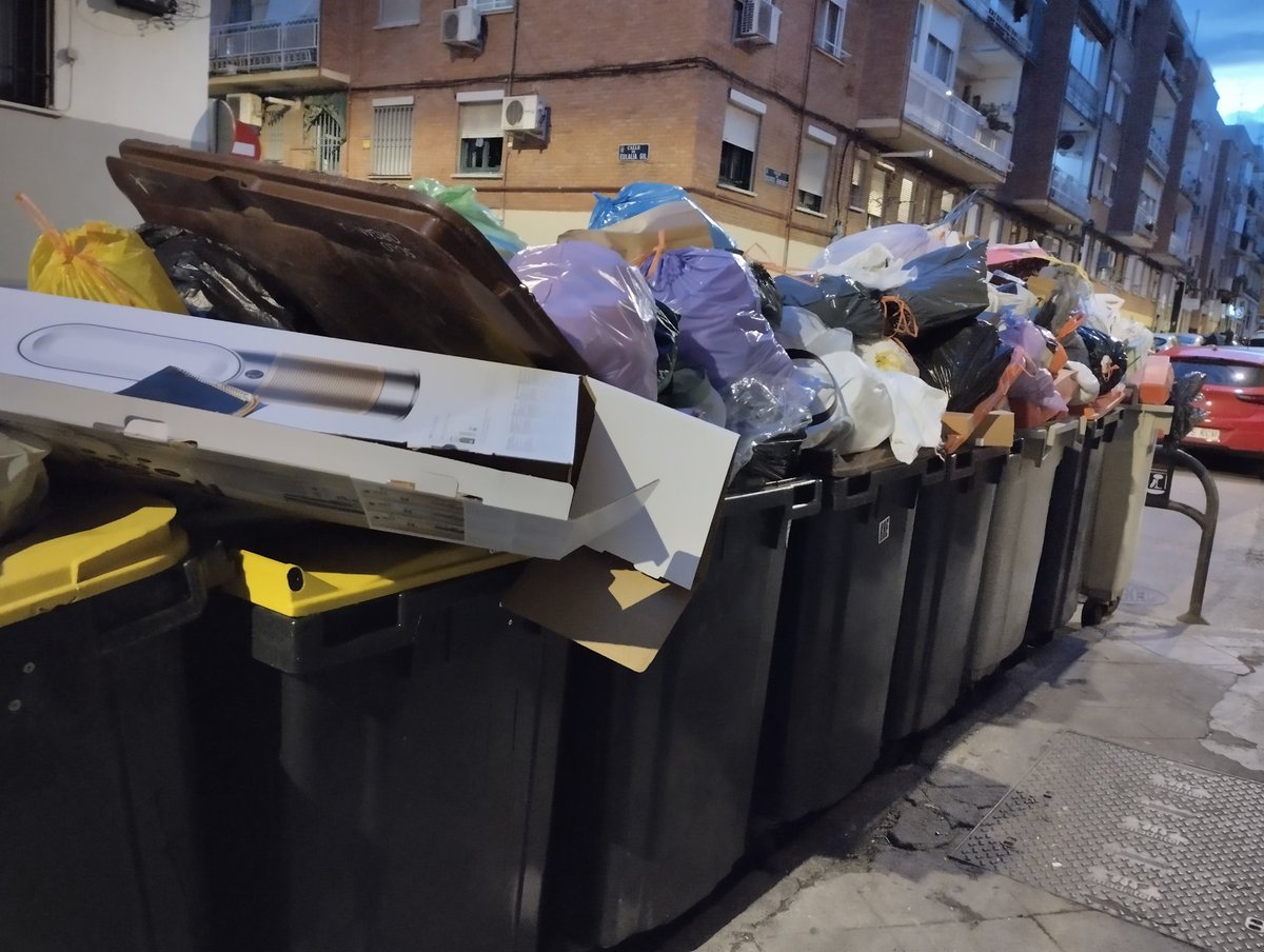 You know who I am (@callmespiderphd) on Twitter photo Que digo yo que si algún día <a href="/MADRID/">Ayuntamiento Madrid</a> viene a recoger la mierda a mi barrio, estaría bien. Que digo yo que si algún día <a href="/MADRID/">Ayuntamiento Madrid</a> viene a recoger la mierda a mi barrio, estaría bien.