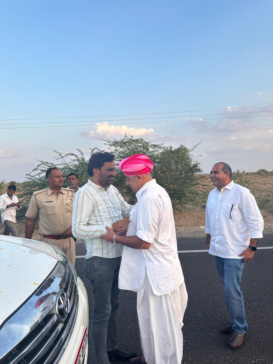 HANUMAN BENIWAL (@hanumanbeniwal) on Twitter photo आज जोधपुर से बाड़मेर जाते समय मेरे मित्र व शिव के पूर्व विधायक तथा बाड़मेर - जैसलमेर के पूर्व सांसद श्री मानवेंद्र सिंह जी जसोल से आत्मीय मुलाकात हुई । इस अवसर पर उन्हें होली की शुभकामनाएं दी और कई विषयों पर बातचीत की |
<a href="/ManvendraJasol/">Manvendra Singh</a>
#Barmer #Jaisalmer #Balotra #RLP आज जोधपुर से बाड़मेर जाते समय मेरे मित्र व शिव के पूर्व विधायक तथा बाड़मेर - जैसलमेर के पूर्व सांसद श्री मानवेंद्र सिंह जी जसोल से आत्मीय मुलाकात हुई । इस अवसर पर उन्हें होली की शुभकामनाएं दी और कई विषयों पर बातचीत की |
<a href="/ManvendraJasol/">Manvendra Singh</a>
#Barmer #Jaisalmer #Balotra #RLP