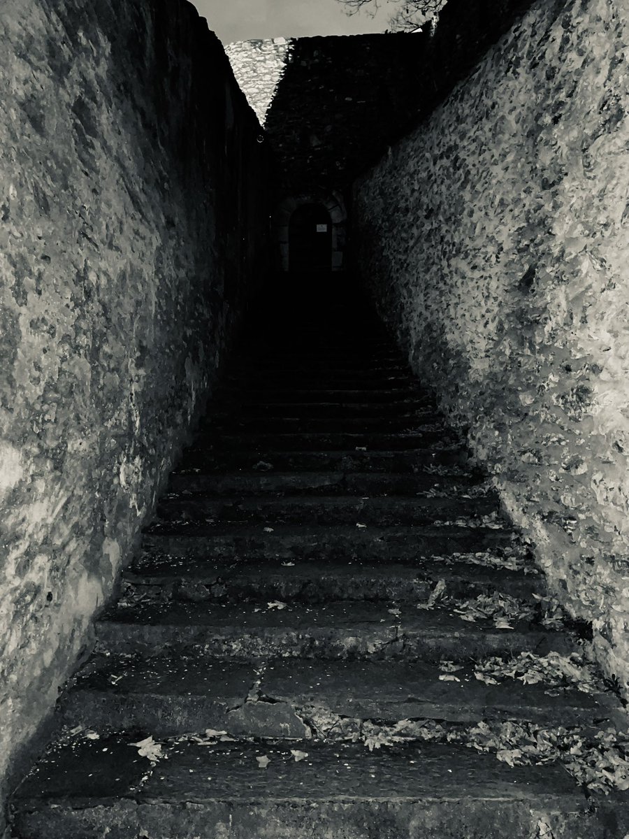 pascalcinephage's tweet photo. Semaine  professionnelle à Sion. Je visite la vielle ville. Façon gothique 😱 https://t.co/jwFkZOfvP2