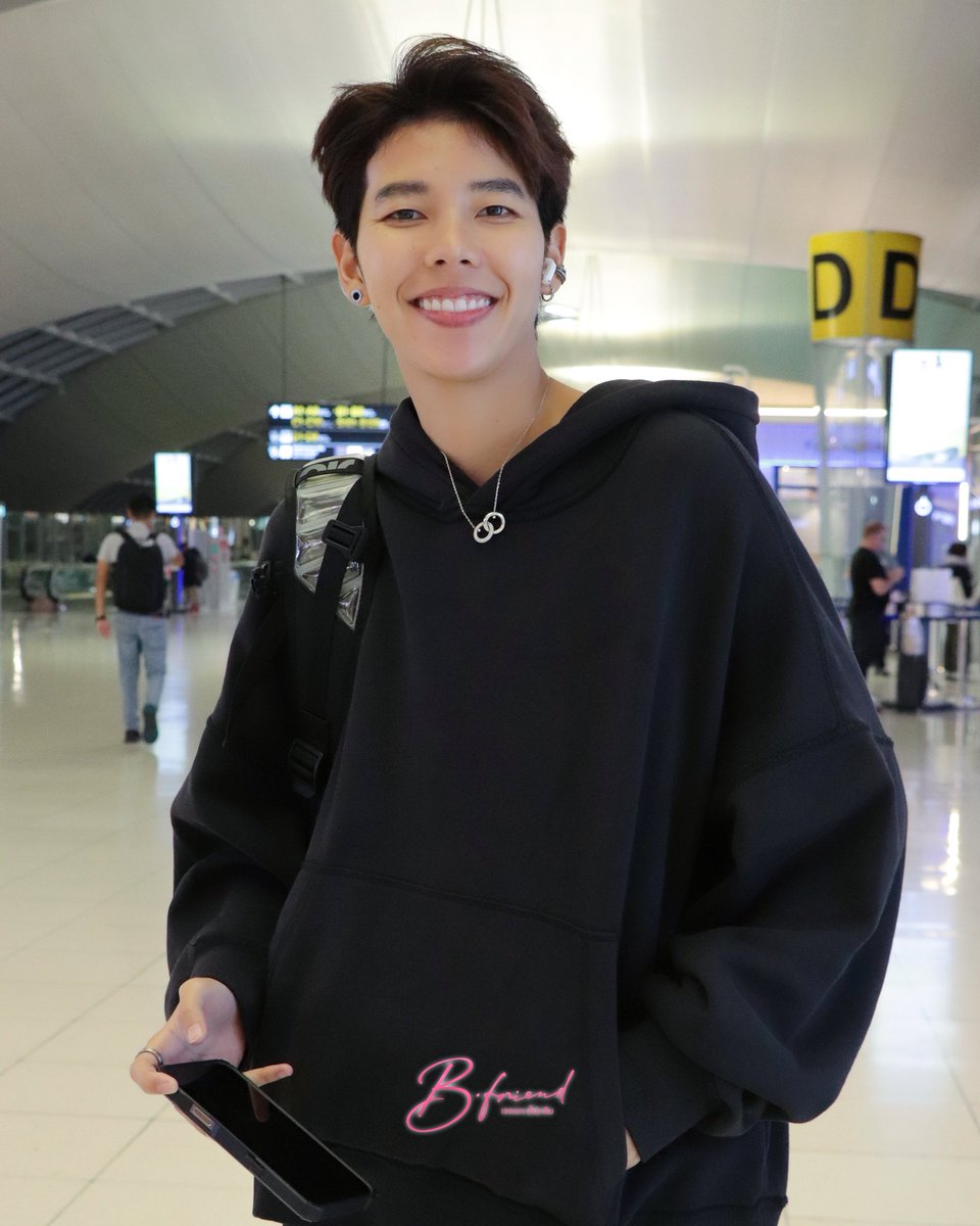 BFriendSeries's tweet photo. ลุคสบาย ๆ ของปายก่อนขึ้นเครื่องสนามบิน 🩷
#BFriendSafeFlight
#BFriendSeries
#IDX https://t.co/3POZgynDxm
