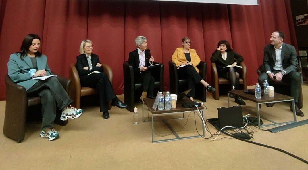 DavidSimplot's tweet image. Féminisation dans les disciplines scientifiques, au seminaire @afdesri, @sretailleau appelle à "Assumer son leadership au féminin" et encourage les femmes de l’ESR à prendre leur place aefinfo.fr/depeche/725717… via @AEFsuprecherche #ESR #LeadershipFéminin #WomenInScience #Parité