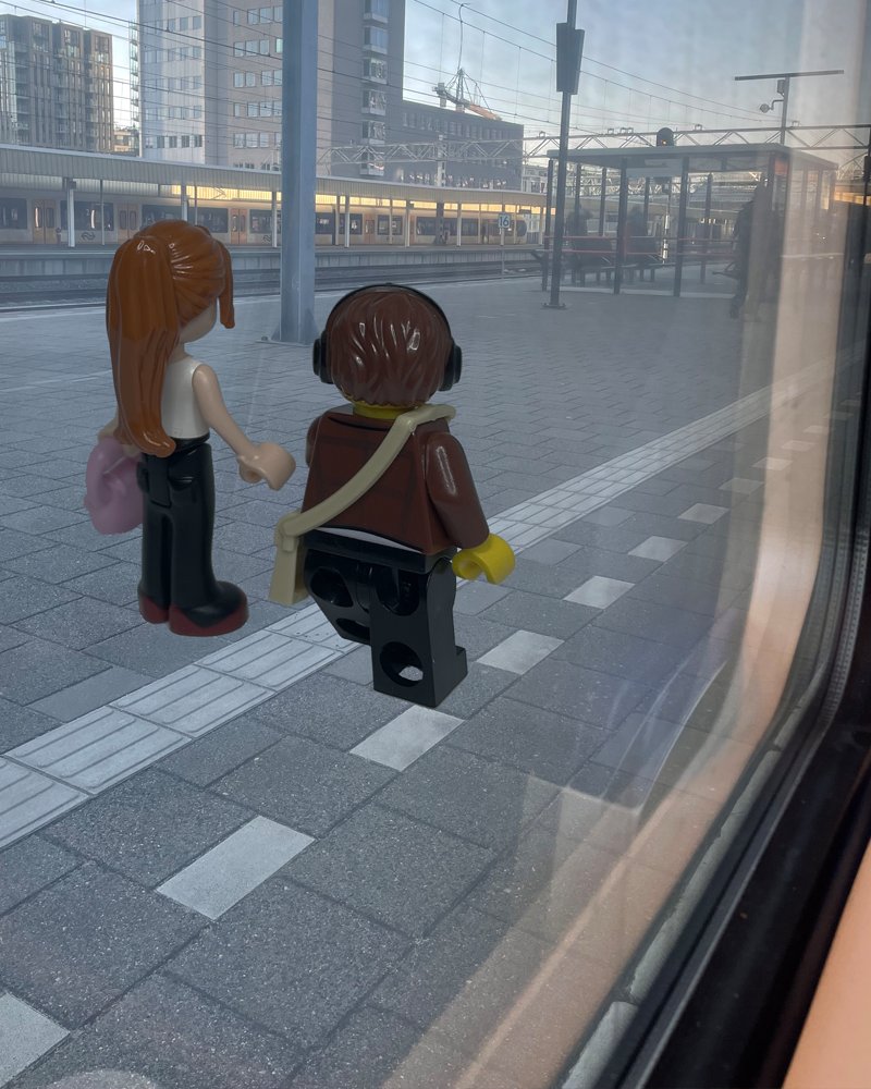 treinchickje's tweet photo. De trein komt tot stilstand en we stappen uit. ‘Tot morgen!’, zegt ze enthousiast. Alsof het vanzelfsprekend is. In de dagen, weken, maanden en jaren na vandaag groeien onze ontmoetingen uit tot een hechte vriendschap. Vanaf nu is ze voor altijd TreinChickje. #TreinChickje https://t.co/IK8wQo0dKd