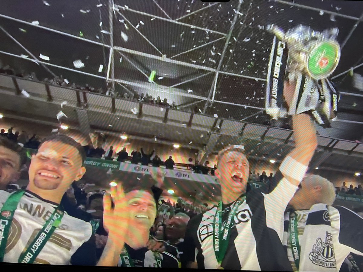 Newcastle United lyfter sin första trofé sedan 1969. De här spelarna och Eddie Howe blir historiska.  En ny era har börjat på Tyneside. 🏆⚫⚪ #NUFC