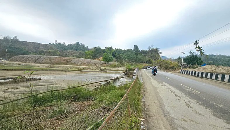 arunachaltimes_'s tweet photo. A bridge located on #NH415 in #Hollongi remains submerged. Mudslide has damaged the #bridge, and it has been submerged. The water is flowing above the bridge. Due to it, on this stretch, the four-lane road has turned into a two-lane road. https://t.co/b8TV7moG6y