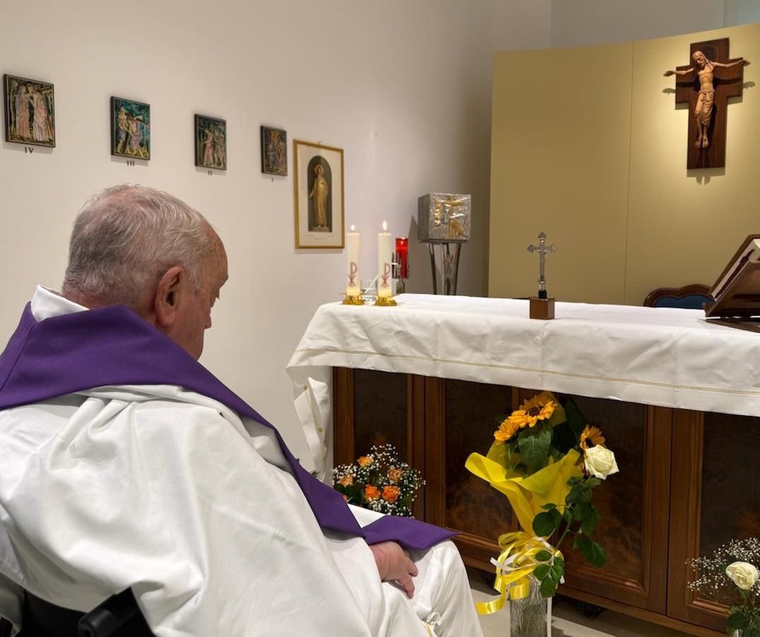 mercadomariano's tweet photo. ¡Buenas noticias desde Roma!
El Santo Padre sigue mejorando. 
La Oficina de Prensa de la #SantaSede difunde una imagen del Pontífice en oración, después de concelebrar la Eucaristía esta mañana. Es la primera desde la hospitalización el 14 de febrero. Vía 
@vaticannews_es https://t.co/2VL235V71W