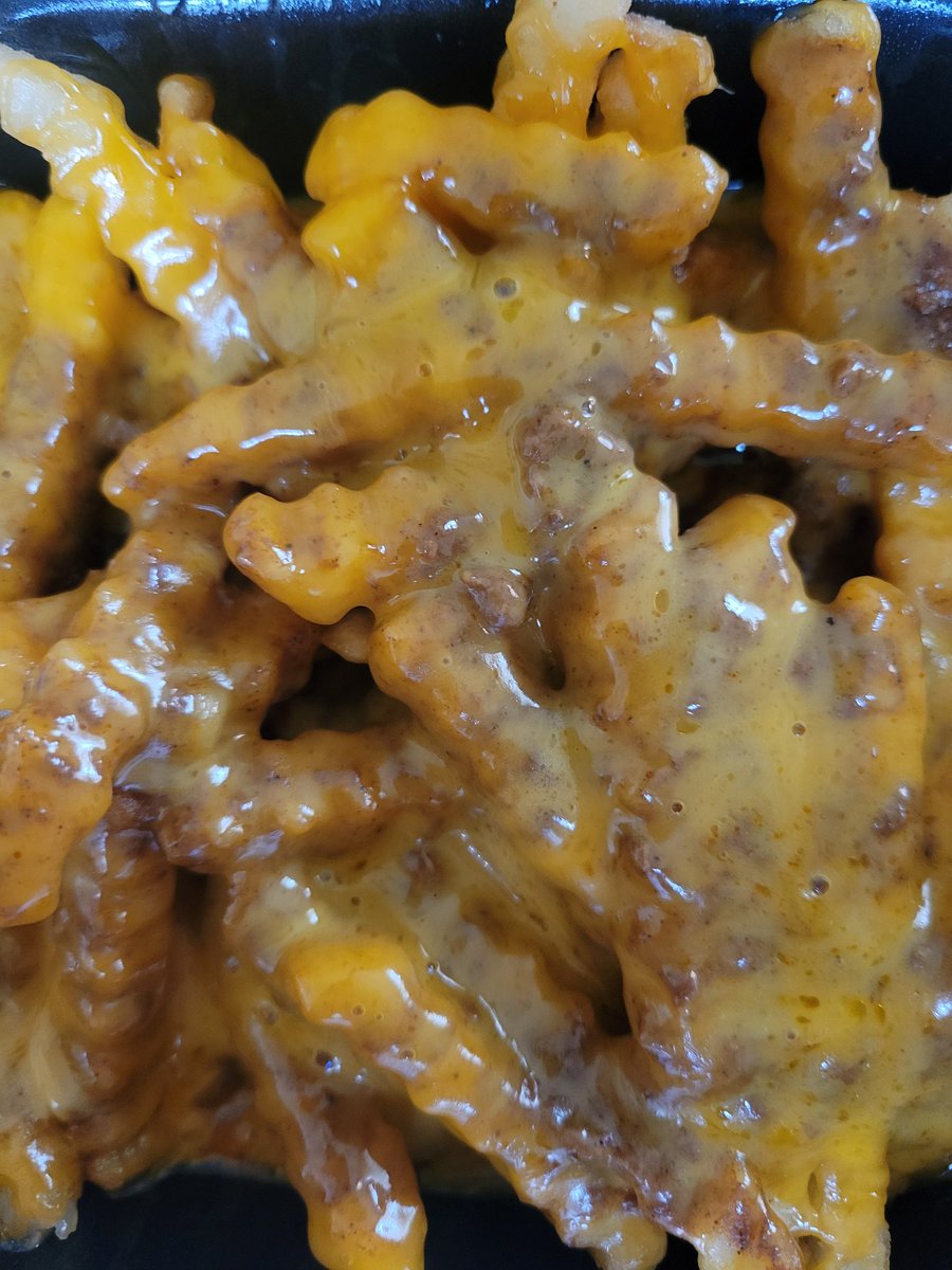markdmotz's tweet photo. The drive home from @goldstarchili enables optimum meltiness on the fantastic Chili Cheese Fries. #GoldStarChiliVIP https://t.co/Dda9t5y8kZ