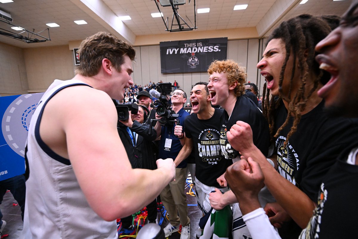 IvyLeague's tweet photo. Dancing with the dogs. 🌿🏀

@YaleMBasketball 

#IvyMadness | @TIAA https://t.co/uDwoHpweSz