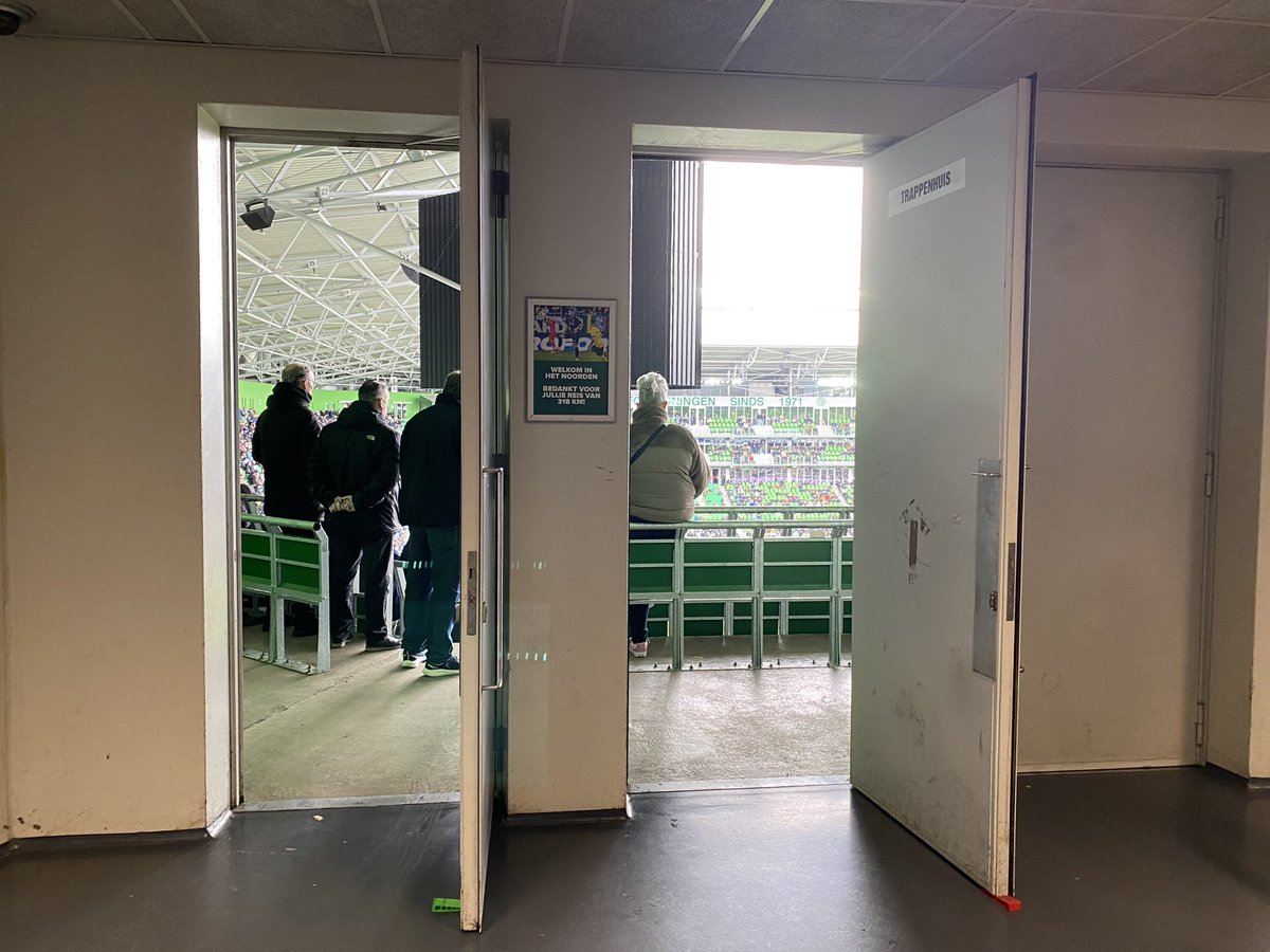MartijnSchwill's tweet photo. Uitstekende gastvrijheid bij @FCGroningen. Gratis broodje bij ontvangst, kartonnetje water voor op de terugweg en voor elke toeschouwer in het uitvak een vaantje. Plus vrij vervoer. 👏🏼👏🏼 #groFOR https://t.co/sLX1RiWVVx