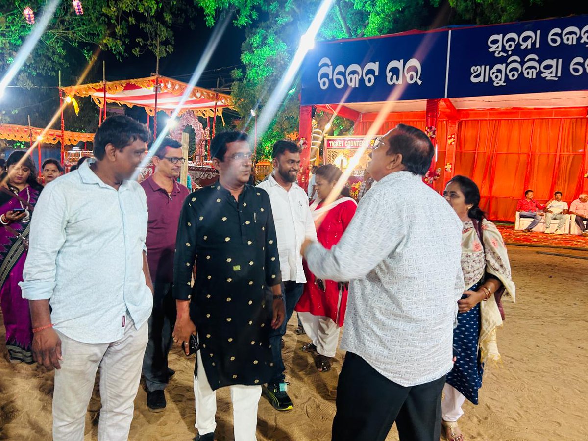 JPradhanBJP's tweet image. ଭୁବନେଶ୍ୱର, ଝାରପଡା ଦୋଳ ମେଳଣର ଦ୍ଵିତୀୟ ଦିବସ ଉତ୍ସବରେ ଏକାମ୍ର ଭୁବନେଶ୍ୱର ବିଧାୟକ ଶ୍ରୀଯୁକ୍ତ @babusinghodisha  ଏବଂ ଉତ୍ତର ଭୁବନେଶ୍ୱରର ପୂର୍ବତନ ବିଧାୟକ  ପ୍ରିୟଦର୍ଶୀ ମିଶ୍ରଙ୍କ ଉପସ୍ଥିତି ଅବସରରେ..

#DolaYatra #Jharapadabbsr #mypride  #Bhubaneswar #dolutsav #festiva