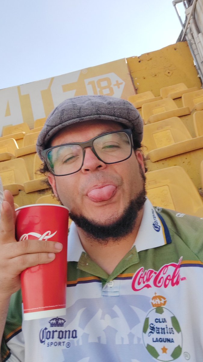 Akaereo's tweet photo. En el día de descanso fuimos a Sanicolas a seguir al @ClubSantos no ganamos pero siempre nos divertimos 🇳🇬⚔️🏟️ #LGDM #TribunaAlbiverde https://t.co/yUsXDTMbqr