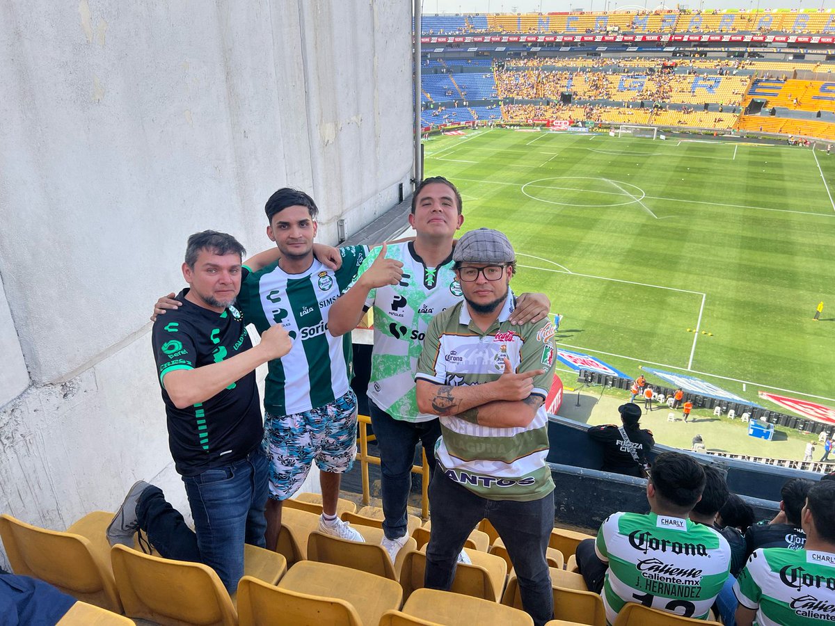Akaereo's tweet photo. En el día de descanso fuimos a Sanicolas a seguir al @ClubSantos no ganamos pero siempre nos divertimos 🇳🇬⚔️🏟️ #LGDM #TribunaAlbiverde https://t.co/yUsXDTMbqr