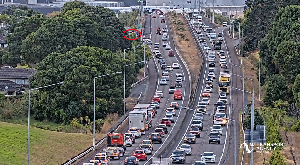 nztaaklnth's tweet photo. SH20 SOUTHWESTERN MWY - 7:55AM
A truck breakdown on the southbound off-ramp to Puhinui Rd is causing queues & delays on #SH20. Allow extra time through this area until the breakdown can be fully cleared. ^TP https://t.co/3eT0SGi0xi