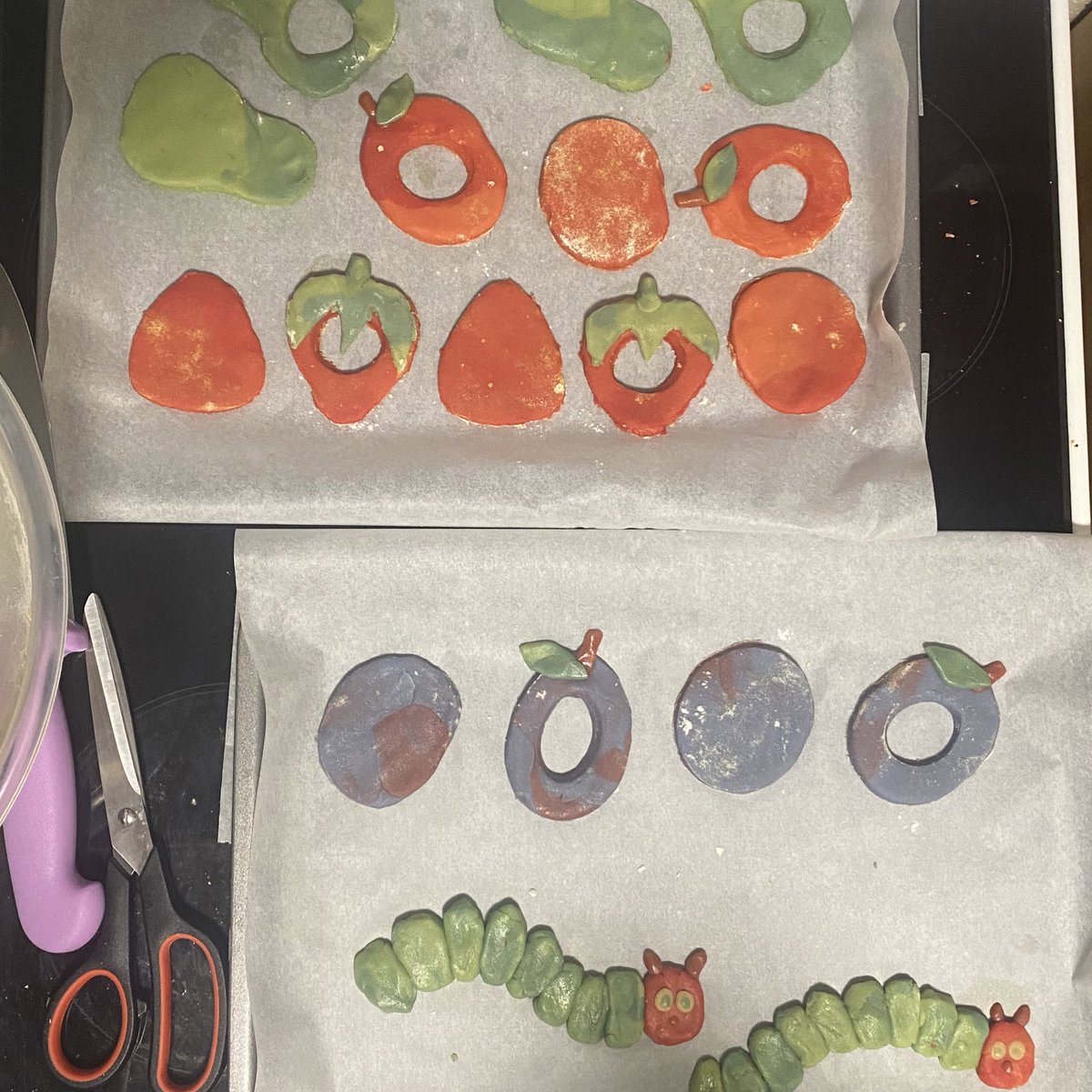 kitstared's tweet photo. very hungry caterpillar cookies🐛 https://t.co/gzl57laqIz