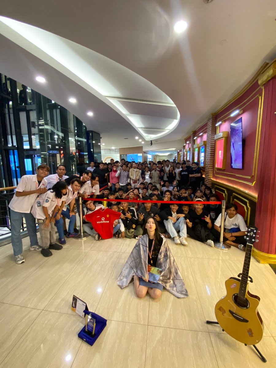 foxierom's tweet photo. @O7O8muffin tiap fanbase pasti bikin project kalo oshi-nya ultah kak. macem-macem projectnya, tapi yang selalu ada tuh project di depan theater. dan membernya biasanya dateng ngunjungin projectnya kokkk

si sekar ini emang kelainan aja wkwk https://t.co/pO0Eo43ftJ